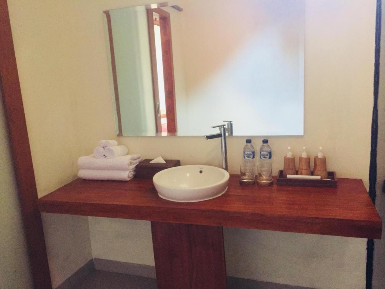 The Tinsi Otel Toyapakeh Dış mekan fotoğraf
